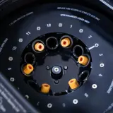 Rotor de centrifugeuse avec des tubes à essai orange. Indique "MAX RPM 5200" pour la centrifugation.