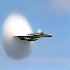 Un avion de chasse F/A-18 Super Hornet est capturé en plein vol, créant une impressionnante formation de nuages en passant le mur du son.