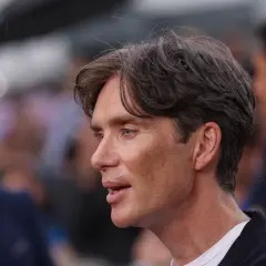 Cillian Murphy, incarnant Oppenheimer Robert, parle avec intensité.