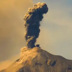 Éruption du Vésuve en 1944. Un panache de cendres sombres s'élève du volcan, enveloppant le ciel d'une teinte ocre.