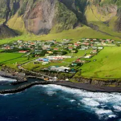 Vue aérienne de Tristan da Cunha, île isolée où la consanguinité est un sujet de préoccupation en raison de sa petite population.