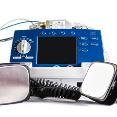 Défibrillateur bleu avec électrodes. La question "peut-on mourir avec un défibrillateur implanté" reste ouverte, mais cet appareil externe est conçu pour sauver des vies.