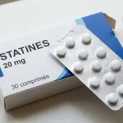 Boîte de statines 20 mg, avec un blister de comprimés blancs. Ces médicaments, comme la simvastatine et l'atorvastatine, aident à gérer le cholestérol.