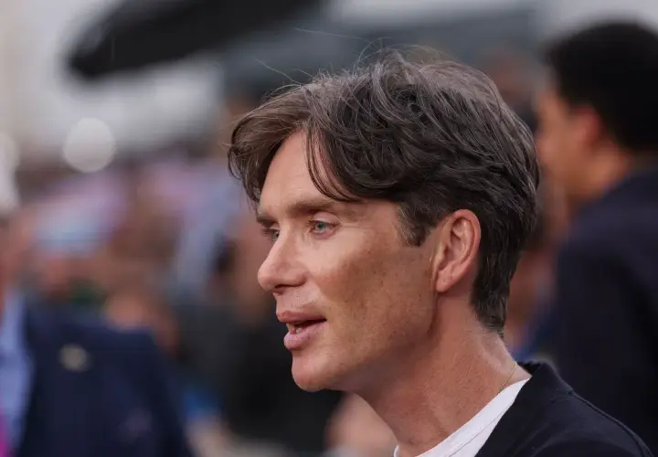 Cillian Murphy, incarnant Oppenheimer Robert, parle avec intensité.