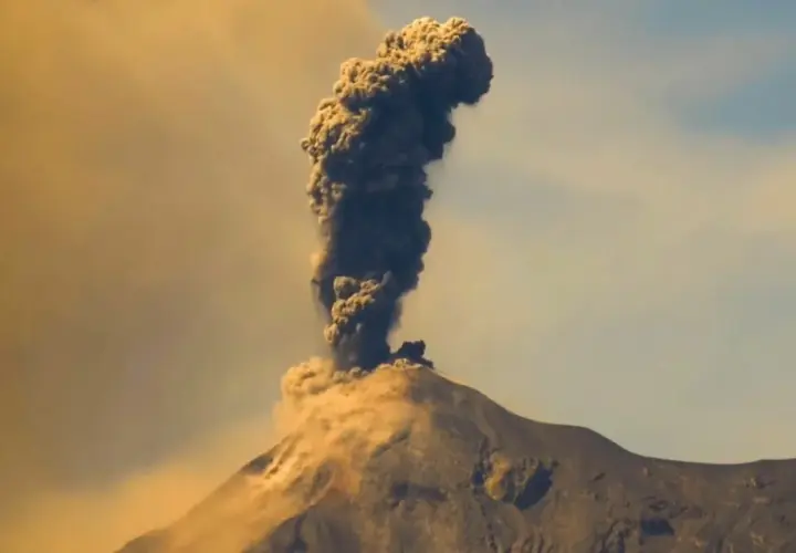 Éruption du Vésuve en 1944. Un panache de cendres sombres s'élève du volcan, enveloppant le ciel d'une teinte ocre.