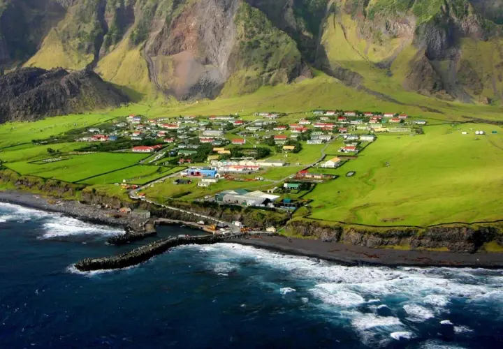 Vue aérienne de Tristan da Cunha, île isolée où la consanguinité est un sujet de préoccupation en raison de sa petite population.
