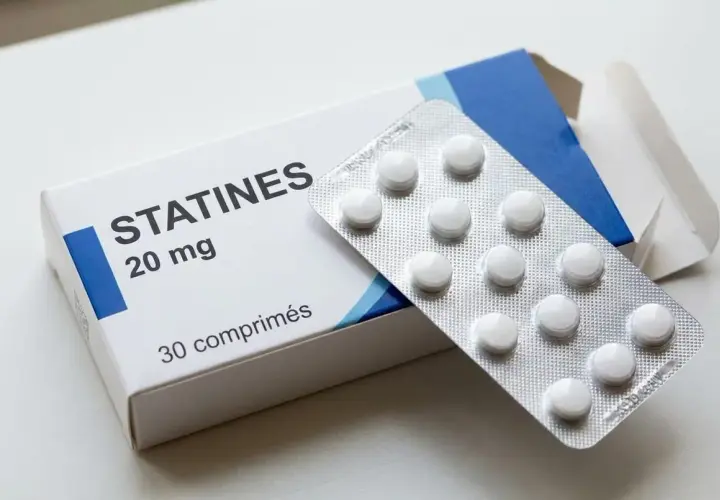 Boîte de statines 20 mg, avec un blister de comprimés blancs. Ces médicaments, comme la simvastatine et l'atorvastatine, aident à gérer le cholestérol.