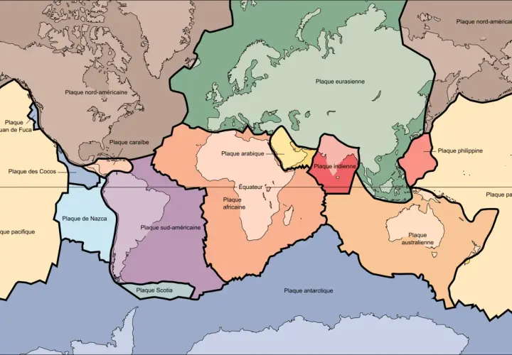 Carte des plaques tectoniques, illustrant la plaque nord-américaine, eurasienne, africaine, etc. La plaque lithosphérique définition est ici visuelle.