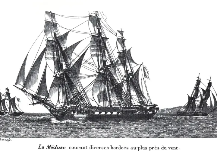 La Méduse, un navire de 75m, navigue avec ses voiles gonflées par le vent, suivi par d'autres voiliers.