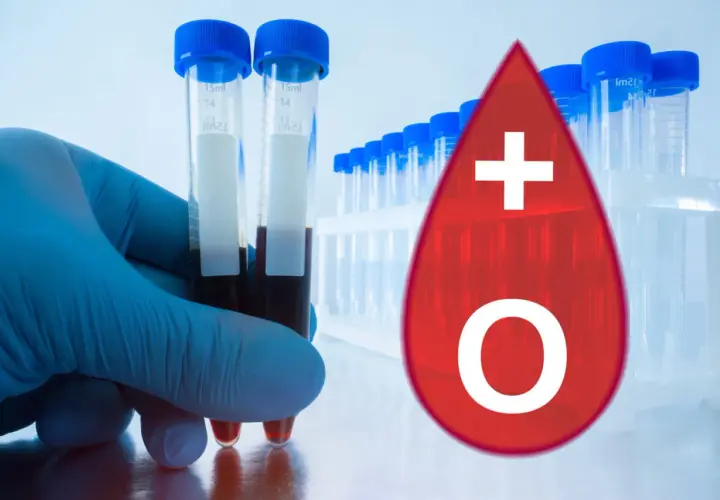 Main d'un technicien tenant des tubes de sang. Une goutte rouge avec un signe + et un O, symbolisant le groupe sanguin O+. Le phénotype rhesus d+c+e-c+e+k- est une information cruciale.