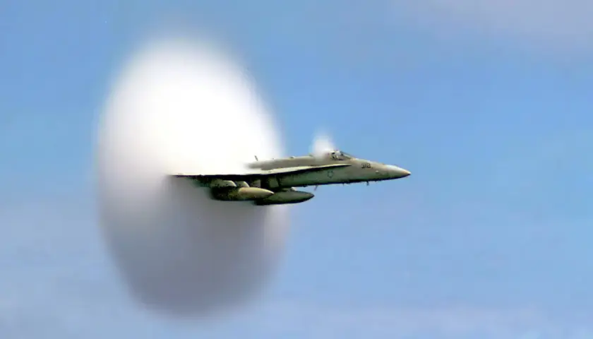 Un avion de chasse F/A-18 Super Hornet est capturé en plein vol, créant une impressionnante formation de nuages en passant le mur du son.