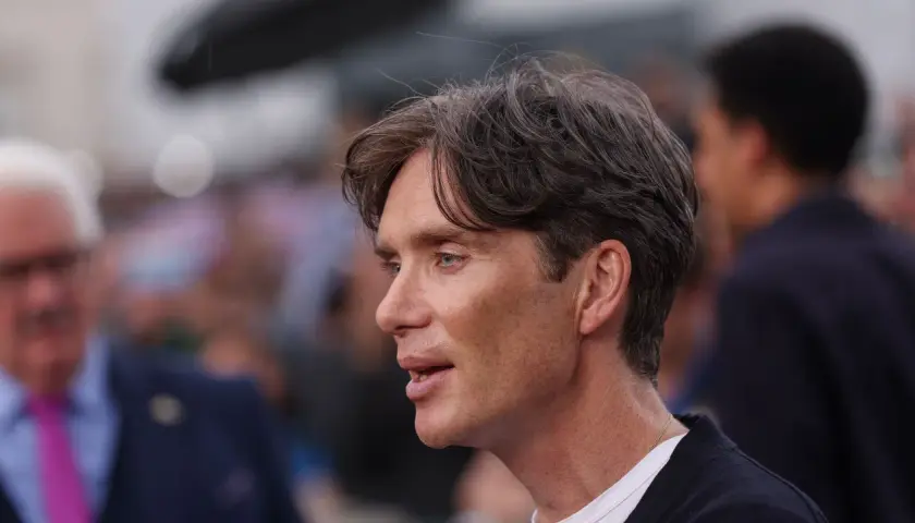 Cillian Murphy, incarnant Oppenheimer Robert, parle avec intensité.
