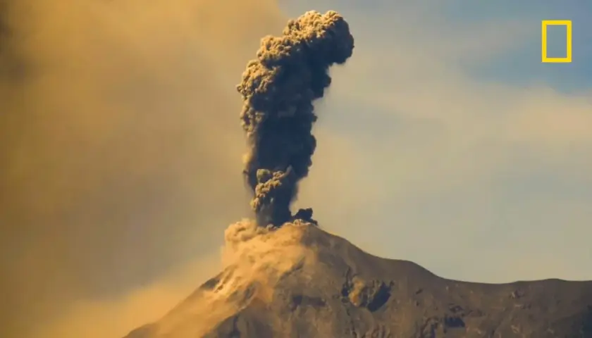 Éruption du Vésuve en 1944. Un panache de cendres sombres s'élève du volcan, enveloppant le ciel d'une teinte ocre.