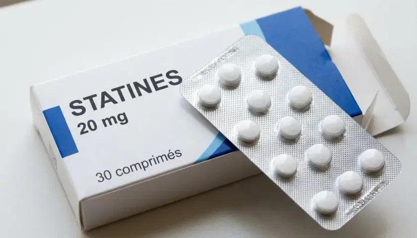 Boîte de statines 20 mg, avec un blister de comprimés blancs. Ces médicaments, comme la simvastatine et l'atorvastatine, aident à gérer le cholestérol.