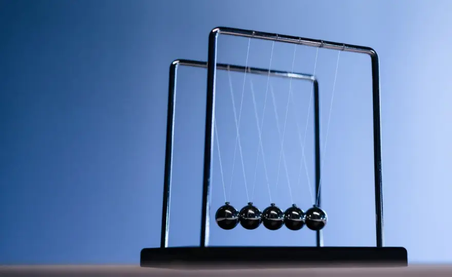 Pendule de Newton - À quoi ça sert vraiment ?