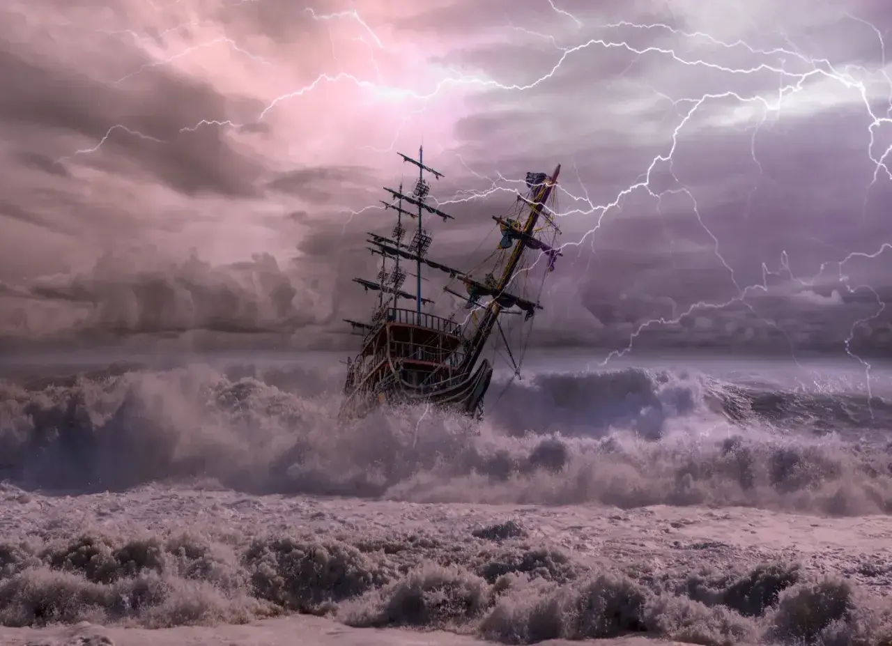 Un voilier lutte contre une tempête violente, des éclairs illuminent le ciel et un feu de Saint-Elme semble danser sur les mâts.