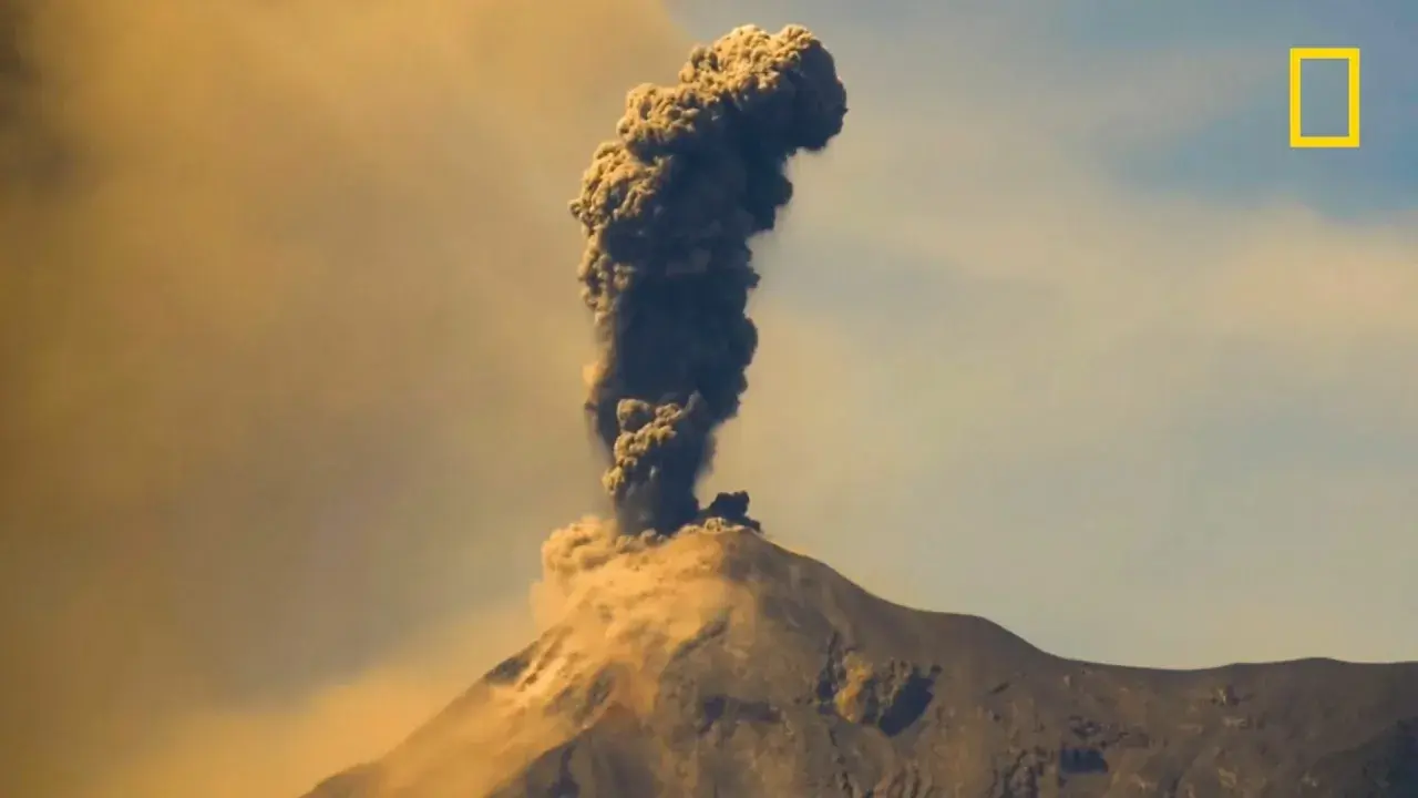Éruption du Vésuve en 1944. Un panache de cendres sombres s'élève du volcan, enveloppant le ciel d'une teinte ocre.
