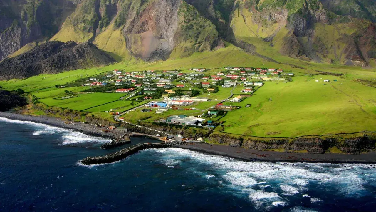 Vue aérienne de Tristan da Cunha, île isolée où la consanguinité est un sujet de préoccupation en raison de sa petite population.