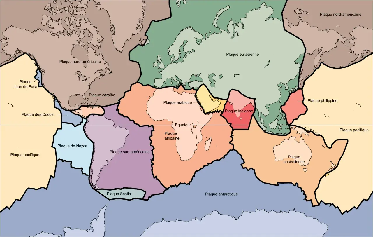 Carte des plaques tectoniques, illustrant la plaque nord-américaine, eurasienne, africaine, etc. La plaque lithosphérique définition est ici visuelle.