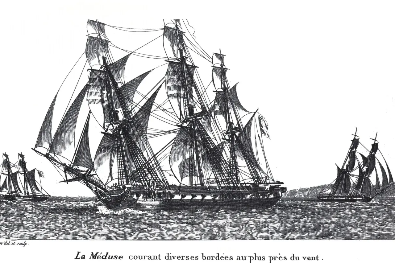 La Méduse, un navire de 75m, navigue avec ses voiles gonflées par le vent, suivi par d'autres voiliers.