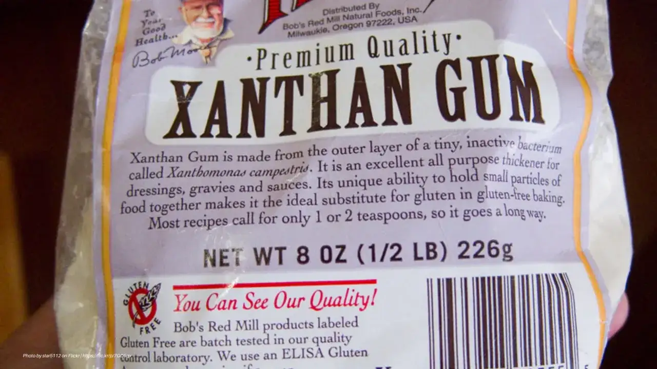 Emballage de gomme xanthane, un épaississant sans danger pour la cuisine sans gluten. Le danger de la gomme xanthane est minime si utilisée avec modération.