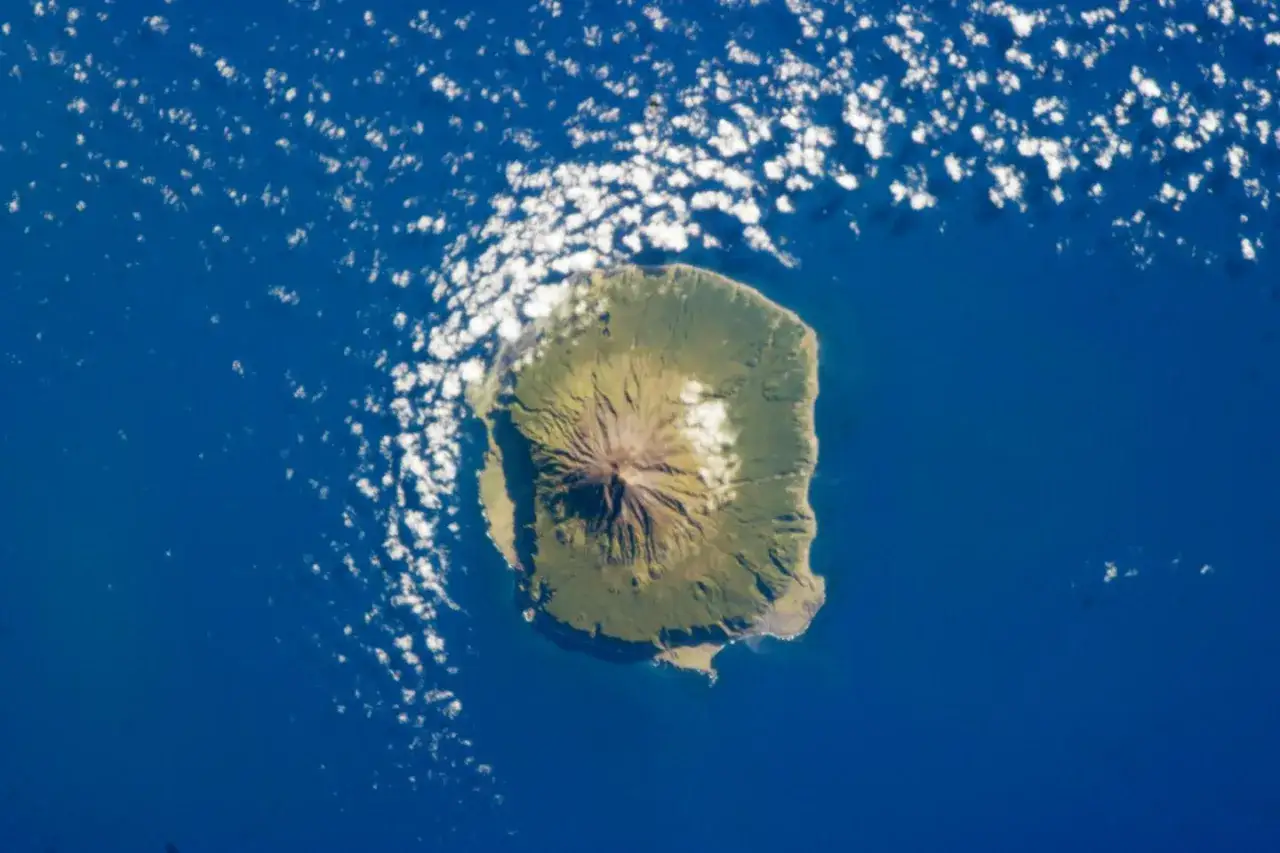 Vue aérienne de Tristan da Cunha, île isolée où la consanguinité est un sujet de préoccupation en raison de sa petite population.